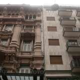 Foto 4. Svoltiamo in via Putignani e qui troviamo perlomeno tre grossi �pugni nell�occhio�. Il primo, ad angolo con via Sparano, mette insieme l'elegantissimo palazzo Mincuzzi in stile liberty, inaugurato nel 1928, color rosa antico e carico di decori e colonne ornate e uno spartano edificio con mattonelle grigie 
